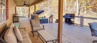Lyles Peaceful Creekside Home: Hot Tub & Fire Pit