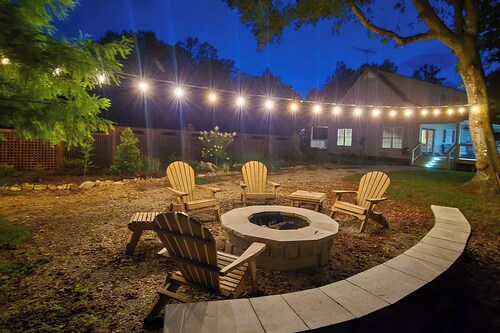 Lyles Peaceful Creekside Home: Hot Tub & Fire Pit