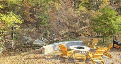 Lyles Peaceful Creekside Home: Hot Tub & Fire Pit