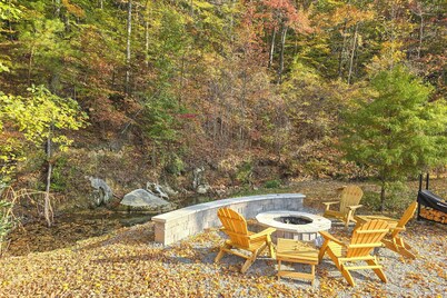 Lyles Peaceful Creekside Home: Hot Tub & Fire Pit