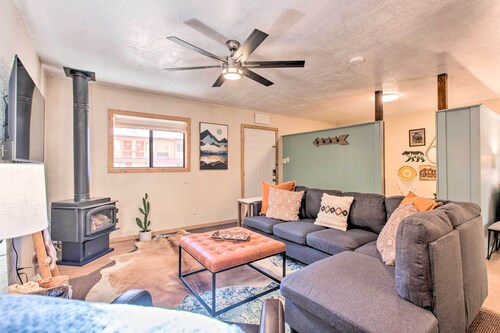 Near Hiking & Main St! Mtn-view Red River Retreat