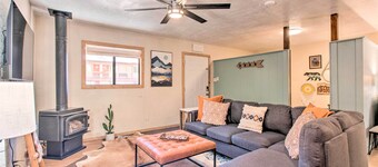 Near Hiking & Main St! Mtn-view Red River Retreat