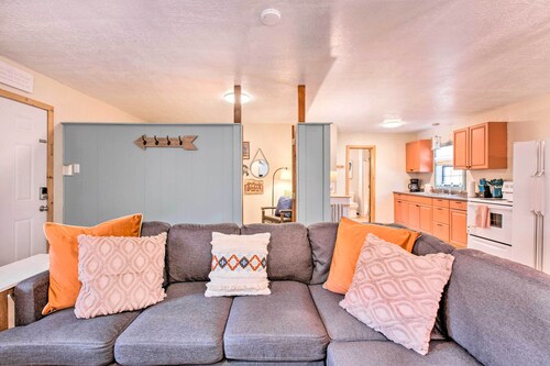 Near Hiking & Main St! Mtn-view Red River Retreat