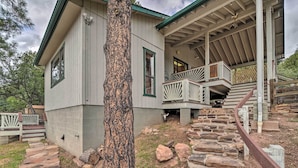 Ein zweistöckiges Haus mit einer Steintreppe, die zu einer überdachten Veranda führt.