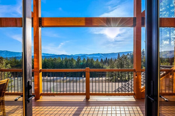 Pool Access: Cle Elum Mtn-view Cabin W/ Game Room - Roslyn, WA