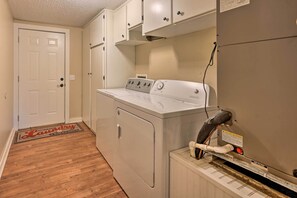 Cottage (4 Bedrooms) | Interior - 'whispering Oaks' Broken Bow Cottage Near Hiking! (Broken Bow)