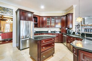 House (6 Bedrooms) | Interior