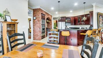 House (6 Bedrooms) | Interior