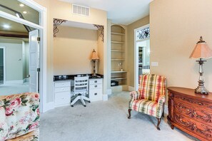 House (6 Bedrooms) | Interior