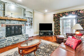 Interior - 8 Mi to Dtwn: Expansive Estate in Gettysburg! (Gettysburg)