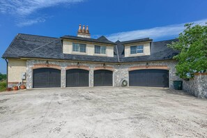 Interior - 8 Mi to Dtwn: Expansive Estate in Gettysburg! (Gettysburg)