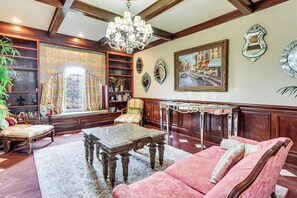 House (6 Bedrooms) | Interior