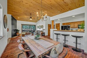 Interior - Show Low 'a-to-z Cabin' With Deck & Gas Grill! (Show Low)