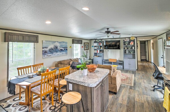 Dining - New! Sunny San Leon Getaway w/ Galveston Bay Views (Dickinson)