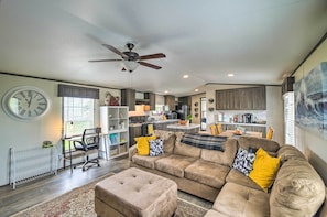Books - New! Sunny San Leon Getaway w/ Galveston Bay Views (Dickinson)