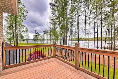 蒂勒里湖畔吉利德山別墅飯店，附碼頭與火坑  