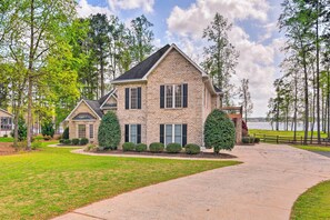 Villa (4 Bedrooms) | Interior - Grand Mt Gilead Villa on Lake Tillery w/ Dock (Mount Gilead)