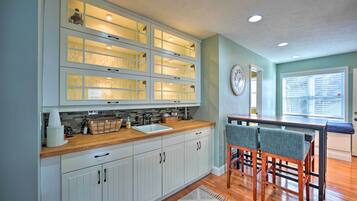 House (6 Bedrooms) | Interior