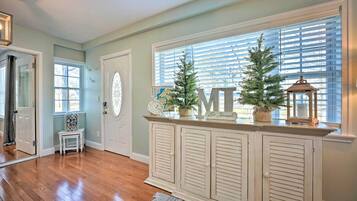 House (6 Bedrooms) | Interior