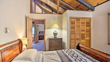 Vila (3 Bedrooms) | 3 kamar tidur, setrika/meja setrika, dan seprai linen