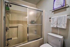 Apartment (3 Bedrooms) | Badezimmer