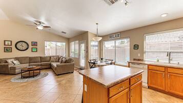 House (3 Bedrooms) | Interior