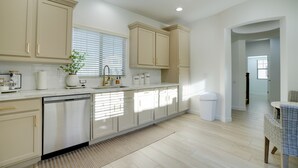 Interior - Bright Goodyear Home: Community Pool, Hot Tub (Goodyear)