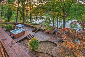 Interior - Dock, Hot Tub & Kayaks: Luxe Hot Springs Lakehouse (Hot Springs)