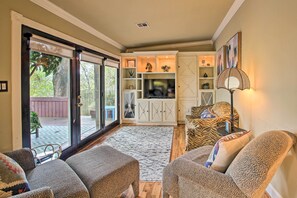 Interior - Dock, Hot Tub & Kayaks: Luxe Hot Springs Lakehouse (Hot Springs)
