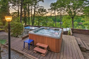 Interior - Dock, Hot Tub & Kayaks: Luxe Hot Springs Lakehouse (Hot Springs)