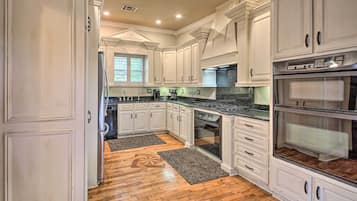 المنشأة من الداخل