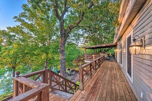 Interior - Dock, Hot Tub & Kayaks: Luxe Hot Springs Lakehouse (Hot Springs)