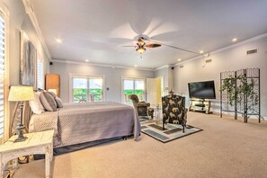 House (5 Bedrooms) | Interior - Dock, Hot Tub & Kayaks: Luxe Hot Springs Lakehouse (Hot Springs)