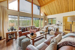 House (4 Bedrooms) | Living area | TV, fireplace, DVD player, books