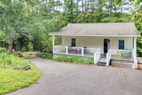 4 Mi to Main Street: Petite Weaverville Escape!