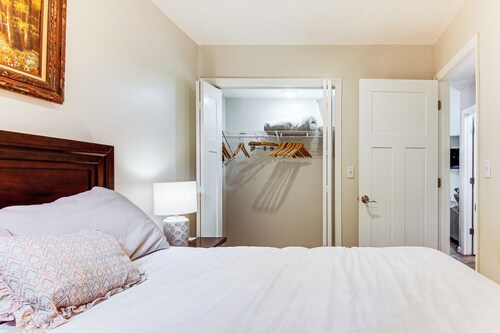 4 Mi to Main Street: Petite Weaverville Escape!