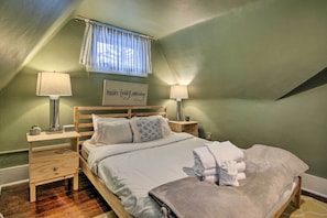 1 bedroom, iron/ironing board, bed sheets - Vintage Colorado Springs Vacation Rental! (Colorado Springs)