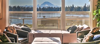 บ้านพัก Stunning Kent Lake House พร้อมท่าเรือส่วนตัว!