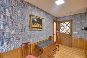 House (6 Bedrooms) | Interior