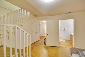 House (6 Bedrooms) | Interior