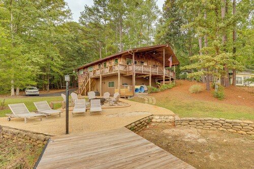 Pet-friendly Cabin w/ Dock on Lake Martin!