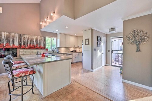 Vibrant Solana Beach Condo, 1 Mi to Beaches!