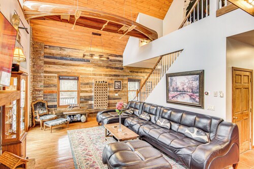 Riverfront Lake Lure Lodge w/ Deck on 13 Acres