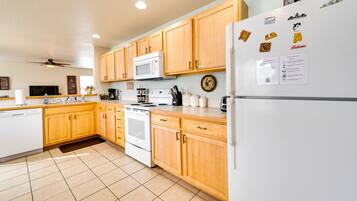 House (4 Bedrooms) | Private kitchen | Microwave, oven, stovetop, dishwasher