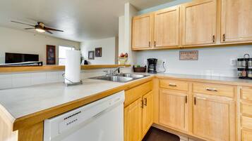 House (4 Bedrooms) | Private kitchen | Microwave, oven, stovetop, dishwasher