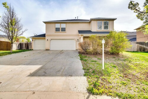 Ideally Located Nampa Home w/ Office Area & Patio!