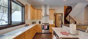 'the Fox House' Luxe Lincoln Home w/ Hot Tub