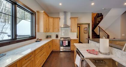 'the Fox House' Luxe Lincoln Home w/ Hot Tub