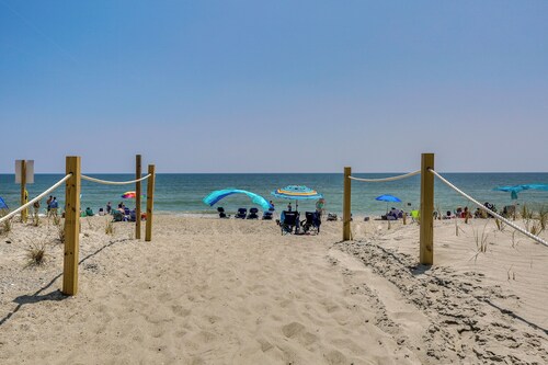 Coastal North Carolina Retreat: Half Mile to Beach