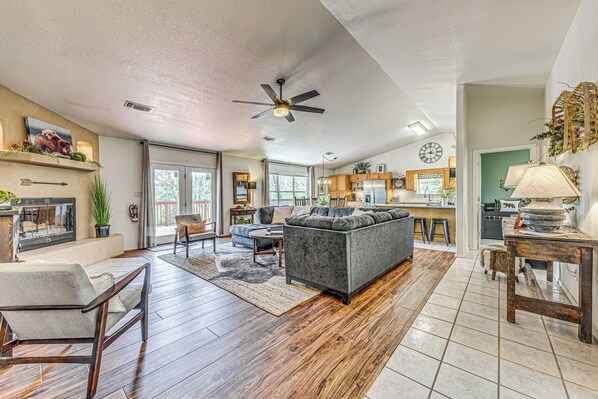 Interior - Charming Ruidoso House w/ Deck & Mountain Views! (Ruidoso)